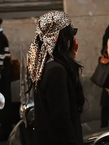 1pc Wild Leopard Print Silk Scarf, Bohemian Style Versatile Shawl, Fashionable and Versatile Bandana, Contrasting Trim Headscarf, Commuting and Travel Accessory Scarf, Hijab, Square Scarf, Scarf Head Wrap