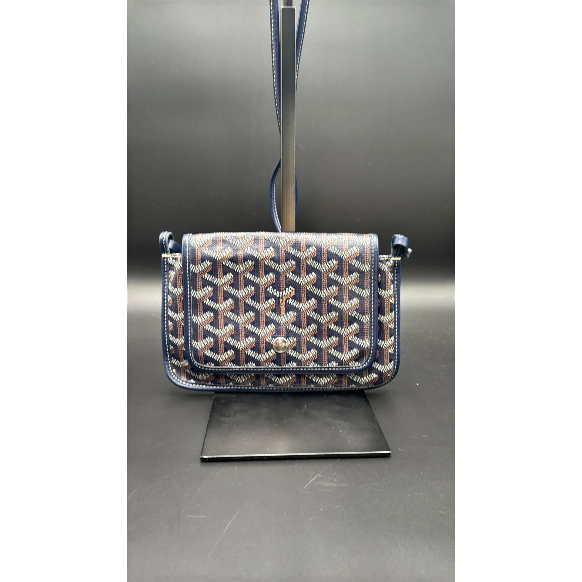 Pre-owned Leather Luxury Bags & Accessories Goyard Plumet Pocket Wallet, Navy Blue Date Code: VAE120180. Entrupy ID: QT7HBWG.
