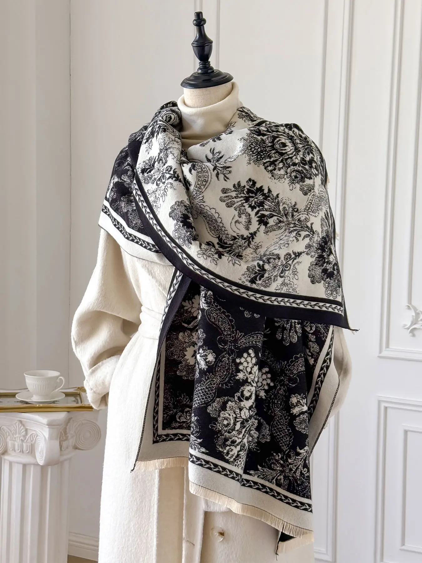 Elegant Floral Print Scarf for Women, Soft Woven Fashion Accessory, Loose-Fit All-Season Wear, Luxurious Autumn Winter Style, Boho Style Scarf