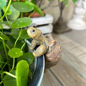 Cute Resin Climbing Turtle Planter Hanger, Mini Realistic Turtle Statue for Succulent Pots, Fun Garden Balcony Courtyard Decor, Gift for Turtle Lovers