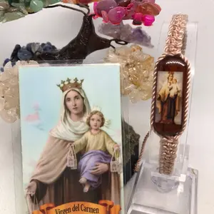 Pulsera tejida a mano con la imagen de la Virgen del Carmen en un dije de madera!