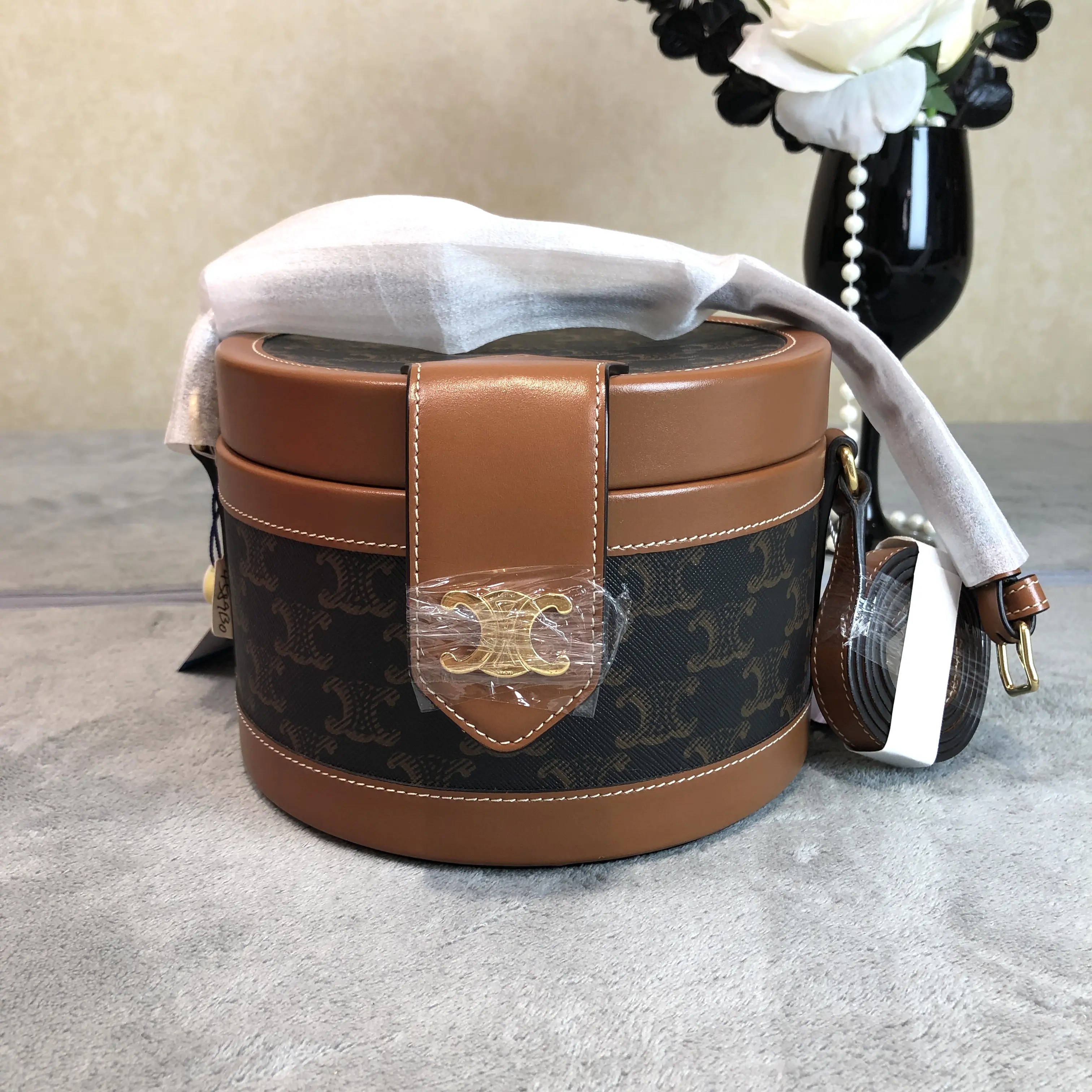 Pre-owned Celine leather Crossbody Bags Triomphe Canvas Round Vanity Crossbody Bag A1522