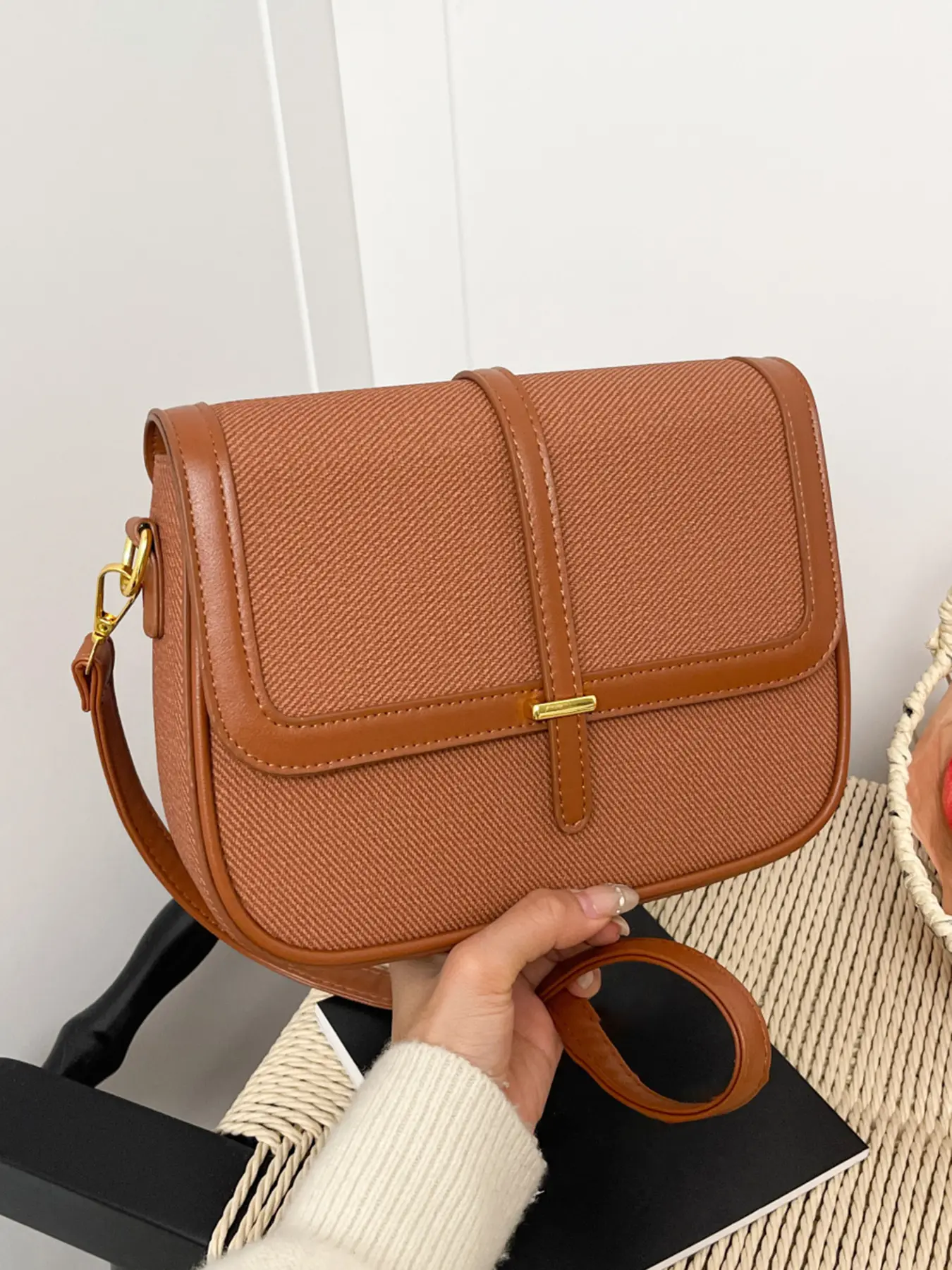 Niche  Valentine's Day gifts, simple, fashionable and casual daily commuting shoulder messenger bag, retro and versatile shoulder messenger bag, gentle, sweet, light and versatile personality suitable for shopping and dating, Lightweight Crossbody Bag