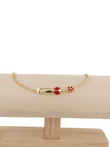 Beautiful 7-inch ladybug bracelet in gold plating. Personalize it with the name of your choice by leaving it in a note or message.
