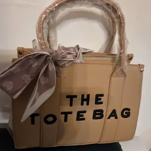 The Tote Bag - Beautiful Beige Handbag with Stylish Bow and Gold Hardware