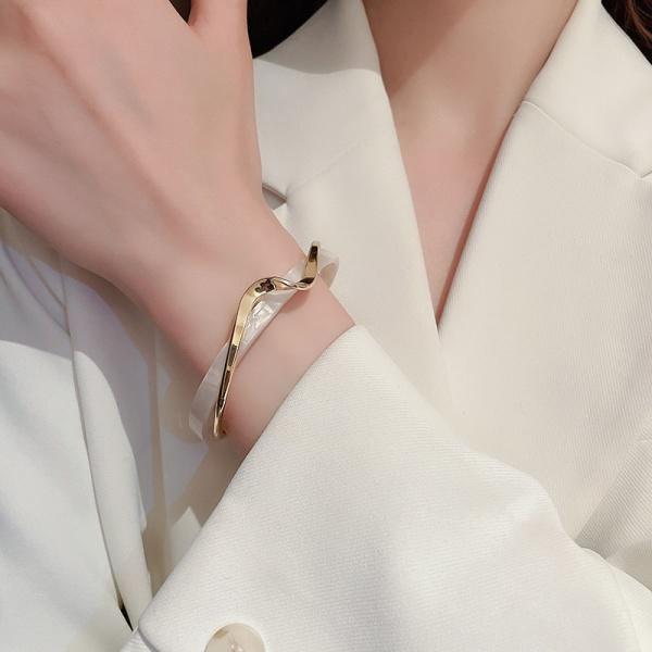 ANDKISS Geometric Double-Layer Open Bangle — Real Gold Plated. A minimalist, chic accessory with a unique, niche aesthetic. High-end fashion jewelry for women — an exquisite gift choice and a trendy, Instagram-style statement piece.