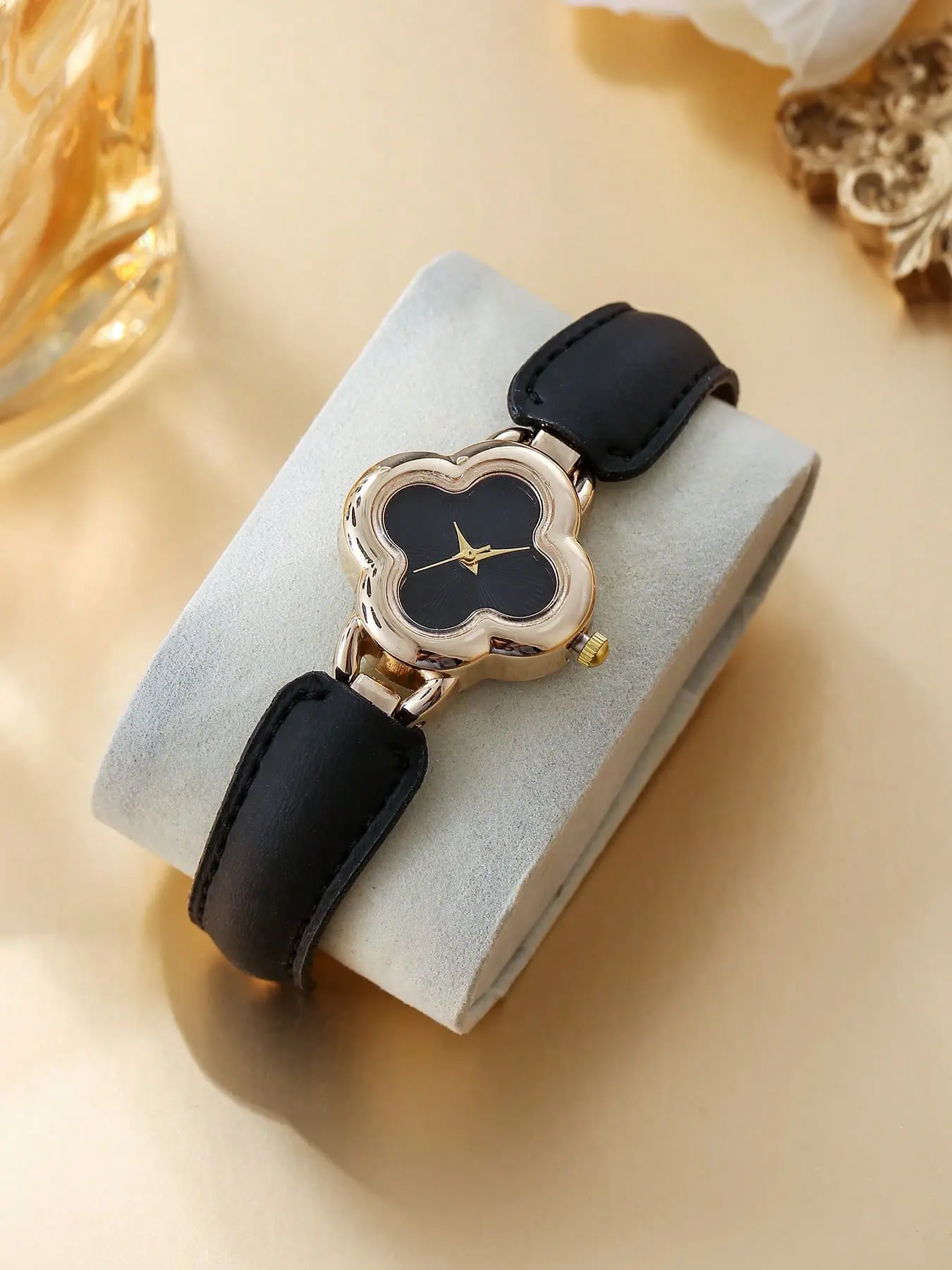 A Lucky Four-Leaf Clover Watch Niche Luxury High-End Temperament Ladies Retro Quartz Wristwatch, Fashionable Wristwatch, Elegant Fashion Watch, Genuine Leather Strap, Suitable For Daily Wear, Female Gift