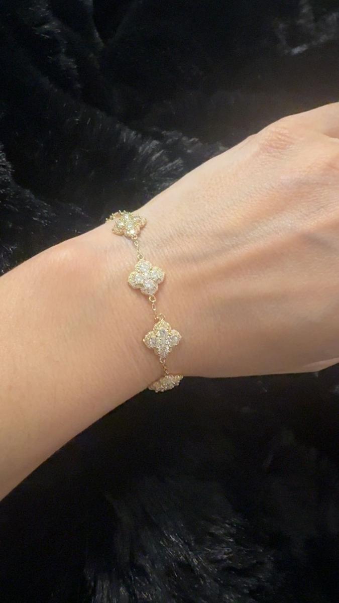 Item: White Moissanite Yellow Gold Color, 16cm