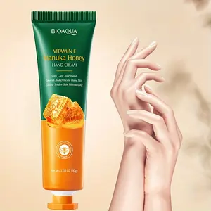 Hand Cream with Honey Moisturizer, Suitable for Hand Moisturizing and Hydrating, Preventing Cracks, Refreshing without Greasiness, Contains Vitamin E Ingredients, Small Portable Packaging, Essential for Travel, Hand Care