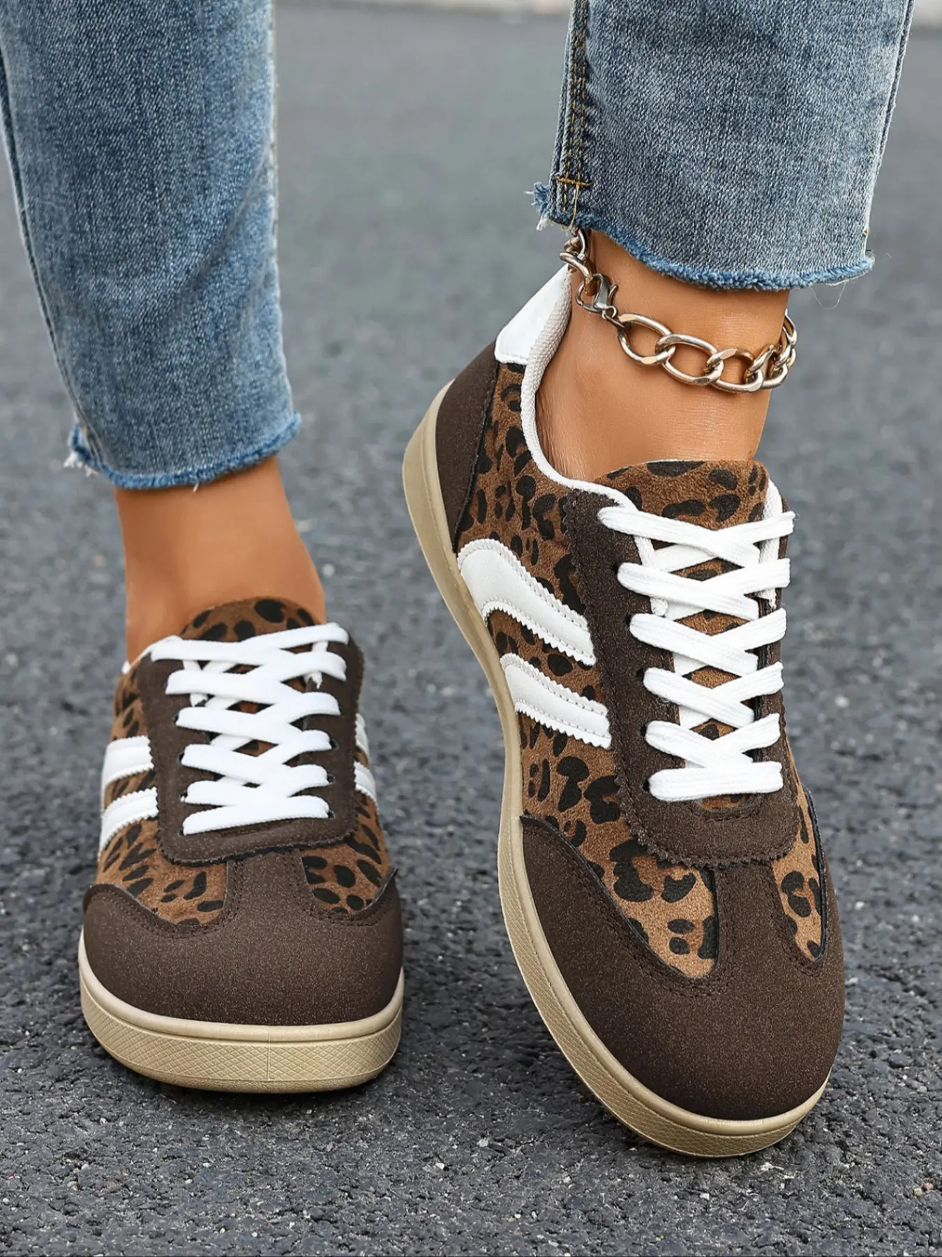 Women's low-top casual Sports Shoes, Athletic sneakers, Sneaker Slip Resistant, suitable for daily wear and outdoor activities, featuring leopard print fabric paired with a comfortable, non-slip, durable Rubber sole, designed for women, Brown