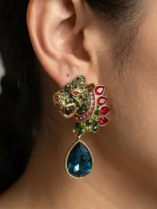 A pair of vintage distressed gold leopard head earrings, suitable for everyday commuting, vacation, and dates, and also a delightful little gift.