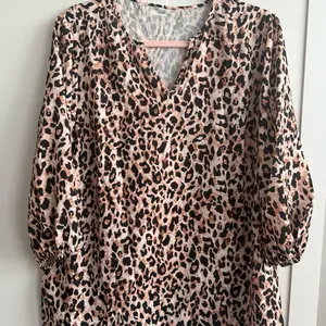 Cheetah Blouse - Leopard Print Long Sleeve V-Neck Top for Women