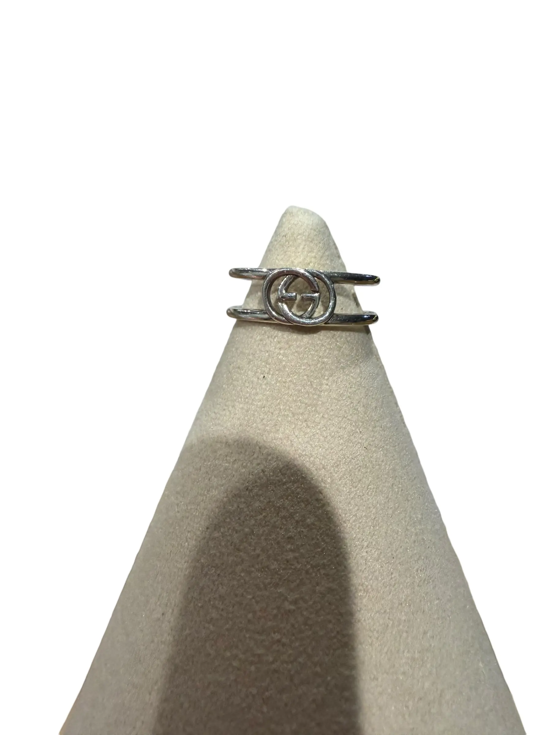 Pre-owned Gucci Interlocking "GG" Silver Ring Perfect for Daily Use