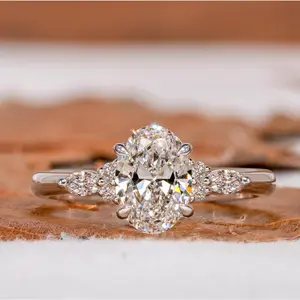 Light luxury ring, European and American fashion, super shiny diamond-encrusted pigeon egg engagement ring for women