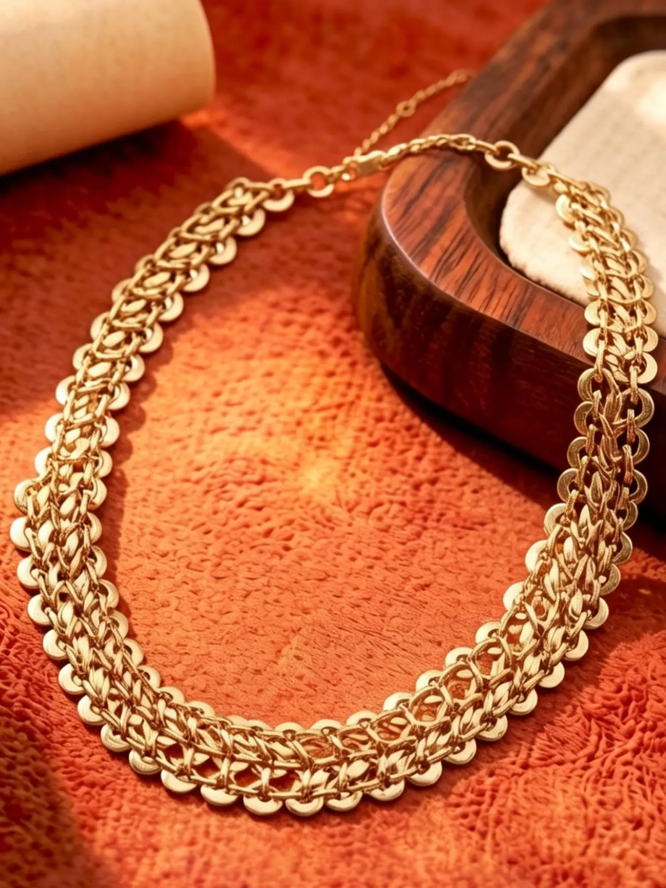A vintage vintage vintage gold wide woven chain necklace with a full and wide collar design, featuring a vintage heavy texture, suitable for daily commuting, vintage dressing, or light party scenes.