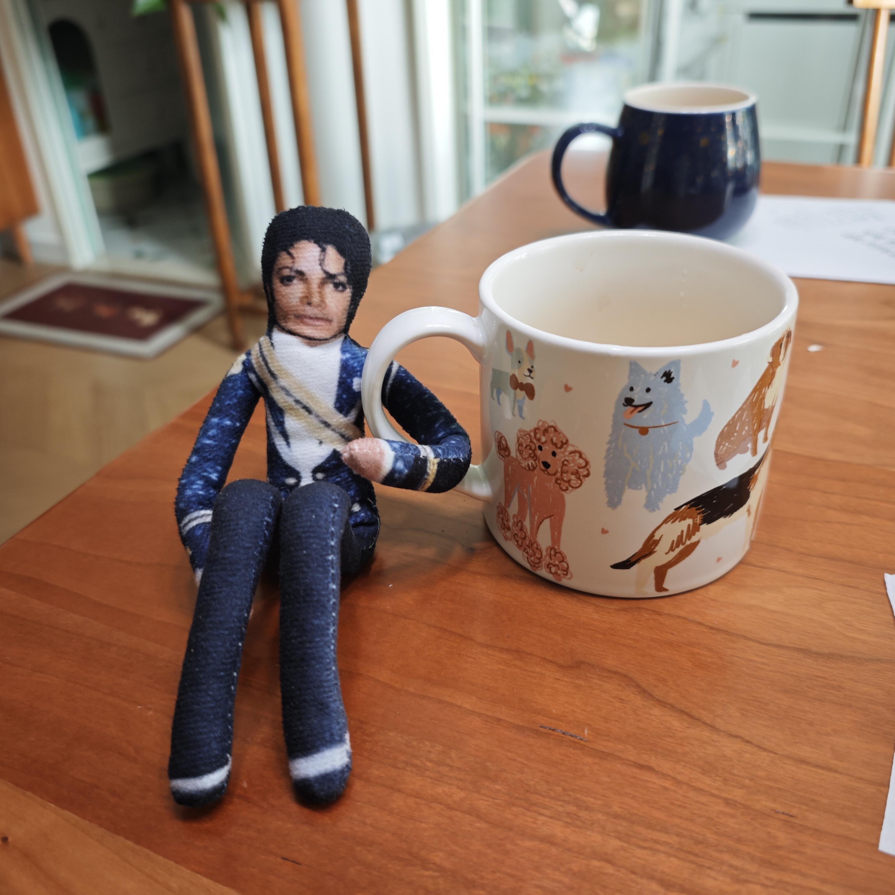 28cm Michael Jackson Poseable Plush Doll - Bendable Wire Skeleton, Double-Sided Print Collectible, Unique Gifts for Pop Fans, Room Decor MJ Doll Ornament