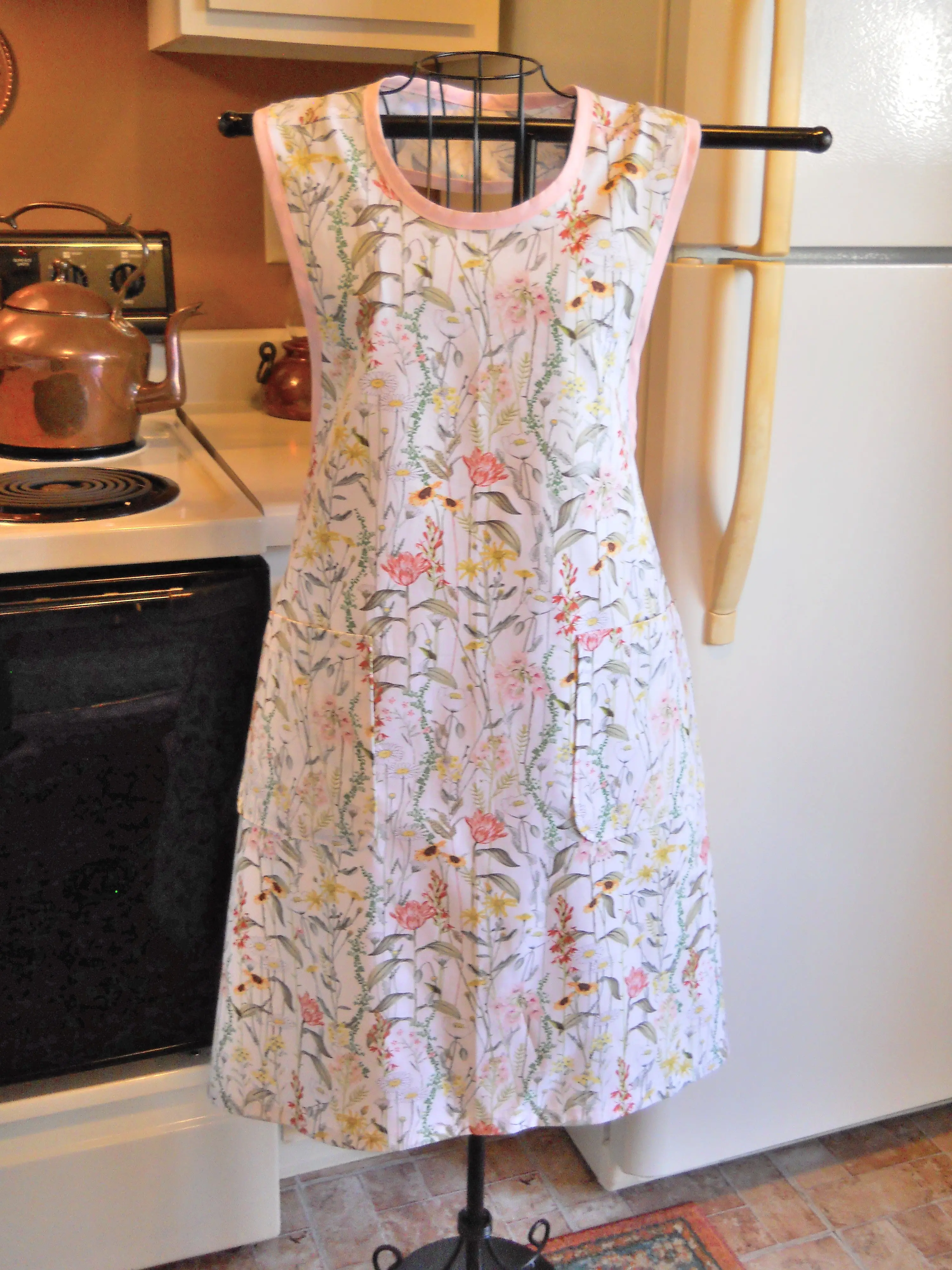 Old Fashioned Grandma Style Full Apron with Vintage Flowers in size Medium