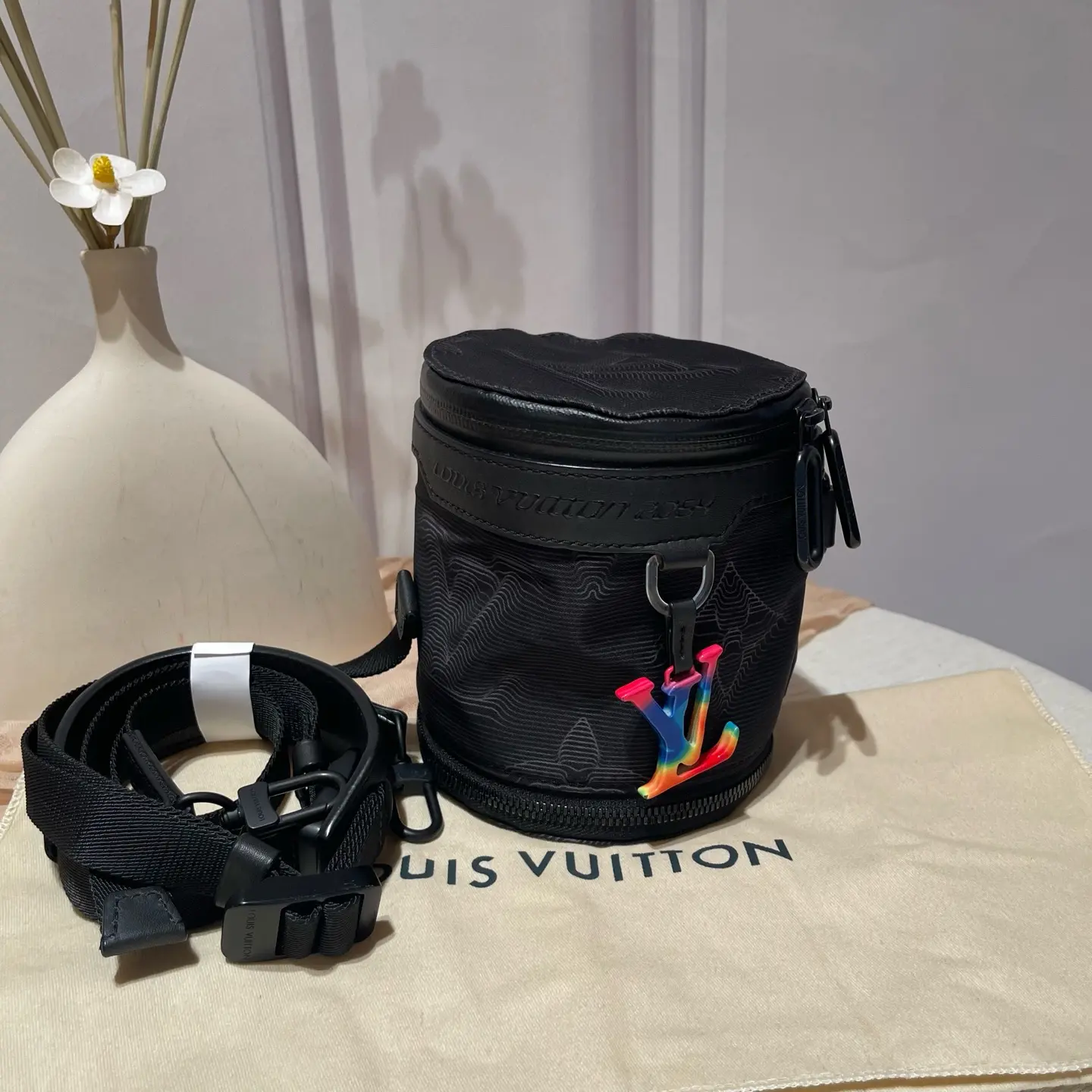 Pre-owned Louis Vuitton iridescent lined black bucket bag
