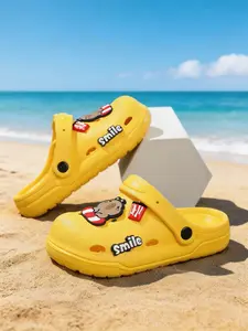 Hole Shoes Lightweight Versatile Easy One-Piece On-Off New Trend Essential for Kids, Comfortable and Stylish Footwear