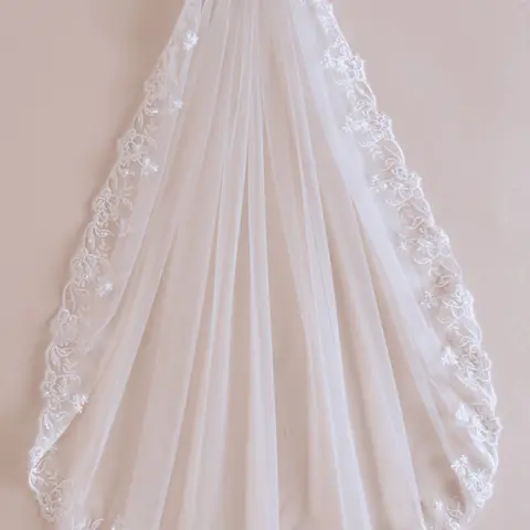 Elegant Lace-Trimmed Wedding Veil — The Wedding Veil Mantilla Veil 90cm Bridal Veil featuring Delicate Floral Embroidery on Soft Tulle; A Classic Ivory, Fingertip-Length Veil Perfect for Wedding Ceremonies and Photography Wedding Veils for Brides