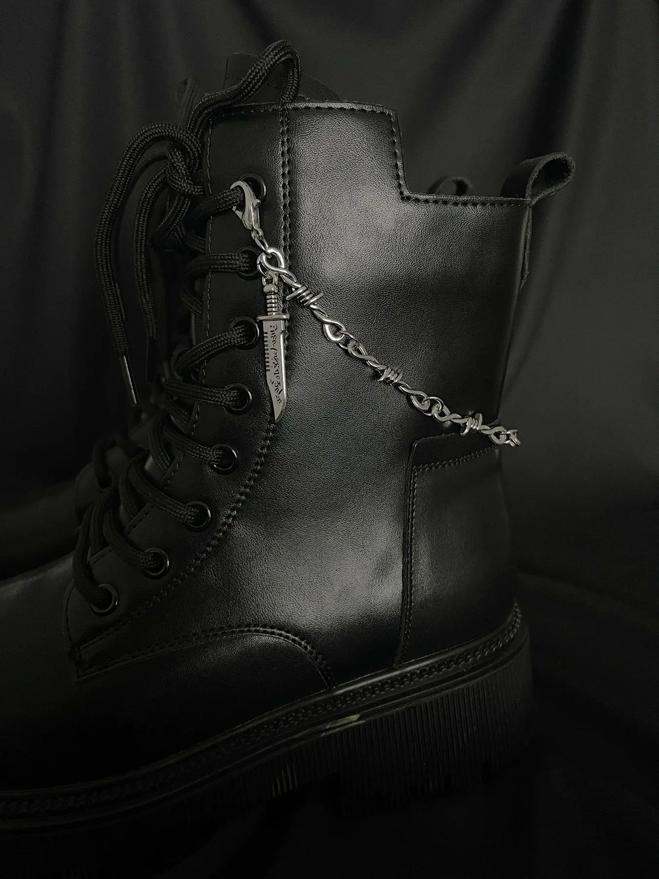 Metal Thorn Chain Simulation Army Tactical Knife Dagger Pendant Shoes Decorations, Fashionable DIY Detachable Shoes Decorations for Men's and Women's