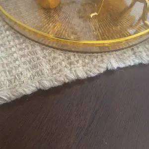 1 PC Round Tray, Multifunctional Decorative Gold Plate Round Tray with Handle, Bread Fruit Dessert Snack Tray, Ideal for Kitchen Organization, Party Serving and Display, Food Tableware