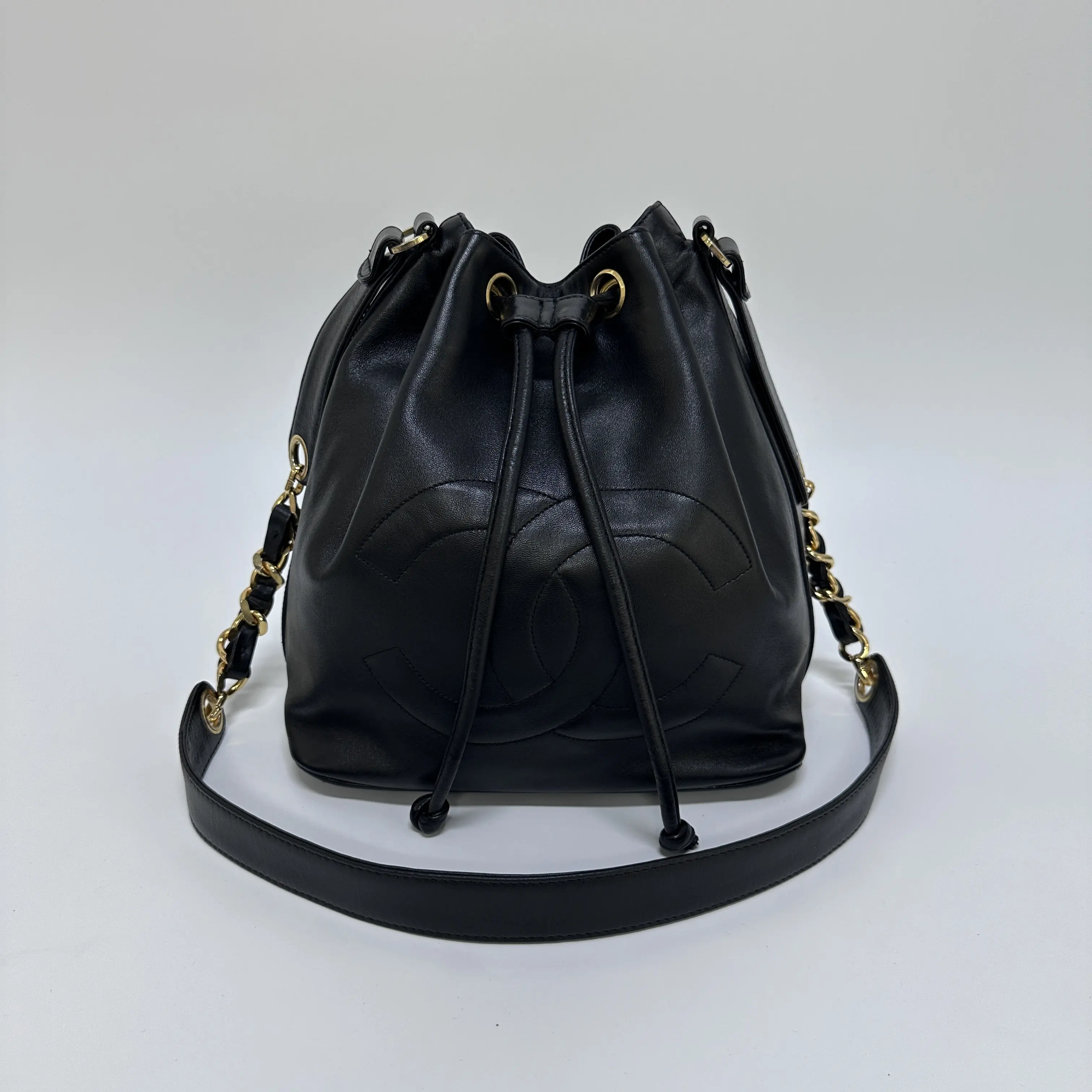 Pre-owned CHANEL Black Smooth Lambskin Drawstring Bucket Bag Large Embossed CC Gold Chain Strap
