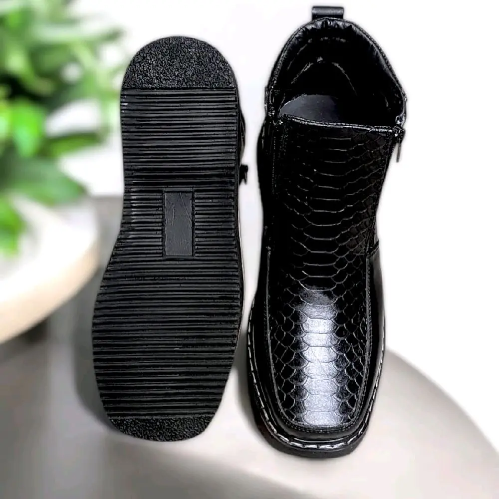 Boots víbora and SJT Leather double zipper design for easy wear   Material: 100% Leather vacuno, In color Black,  providing a premium feel.   * Design: Double zipper boots for convenient use.     * Type: Closed walking shoes, ideal for everyday Footwear