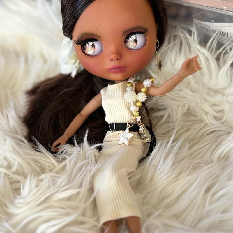Daisydhey Blythe Doll with Long Brown Hair and Elegant White Dress Featuring Stylish Accessories and Detailed Features