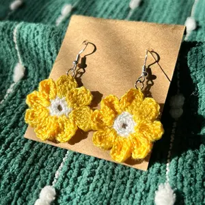 Handmade Crochet Daisey Flower Earrings-Handmade flower earrings- crochet earrings
