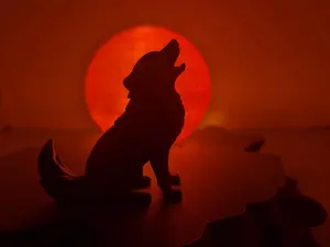 Wolf Moon Lamp – LED Nightlight, Desk Decor for Wolf Fans