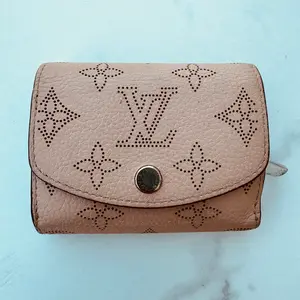 Pre-owned Louis Vuitton FINAL SALE Small Leather Goods Mahina Iris XS Wallet Magnolia