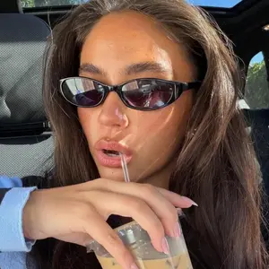 Retro women's oval-shaped sunglasses, elegant 90s cat-eye, lightweight and narrow, fashionable UV-protective sunglasses small woman