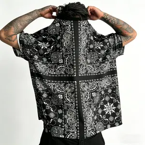 Men’s Black Paisley Bandana Print Oversized T-Shirt, Stylish All-Over Pattern Streetwear Top, Lightweight Breathable Fabric, Perfect for Bold Y2K Clothing and Casual Summer Outfits in Modern Mensfashion
