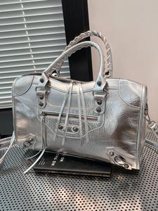 fashionable studded decorated handbag, new fashion large capacity shoulder bag for women, stylish crossbody bag, casual trendy versatile high-quality daily commuting bag, ladies purse