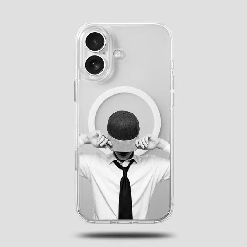 Retro-Style Phone Case - "We Are Back"Magnetic Protective Cover. Featuring a vintageblack-and-white aesthetic and artistic boy banddesign, this K-Pop concert-themed merchandise iscrafted exclusively for ARMY. (Compatible withiPhone Xthrough 17 SAMSUNG  H5