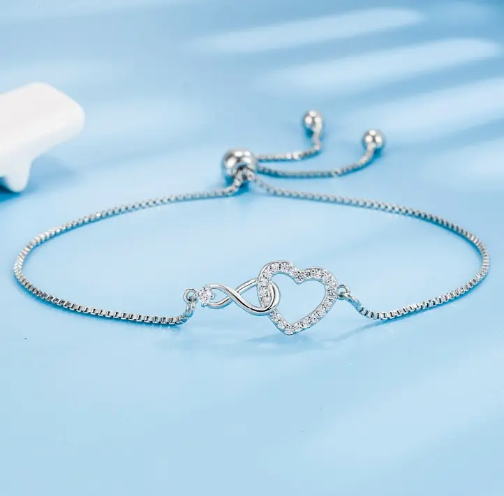 【Elegant】A heart-shaped adjustable silver bracelet Smooth silver texture, versatile elegant accessory suitable for dating and commuting looks.