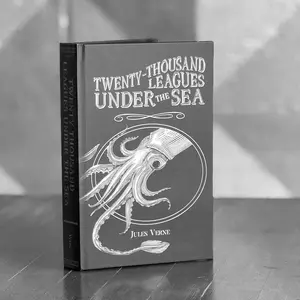 20000 Leagues Under the Sea by Jules Verne - Black Spine Book Collection