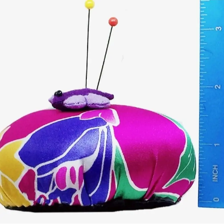 10 oz Pin-cushion (Fine-Send), Keep Needles Clean and Sharp Needle Storage Organizer (Random color)