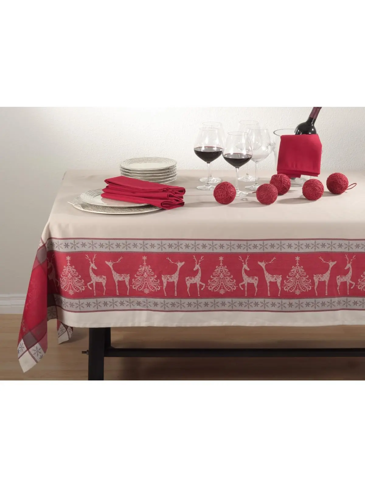 Saro Lifestyle 6811.R72104B 1-Piece Holiday Theme Jacquard Cloth Oblong Size Tablecloth, 72x104 in, Red Reindeer Design Kitchen Linen for Decor