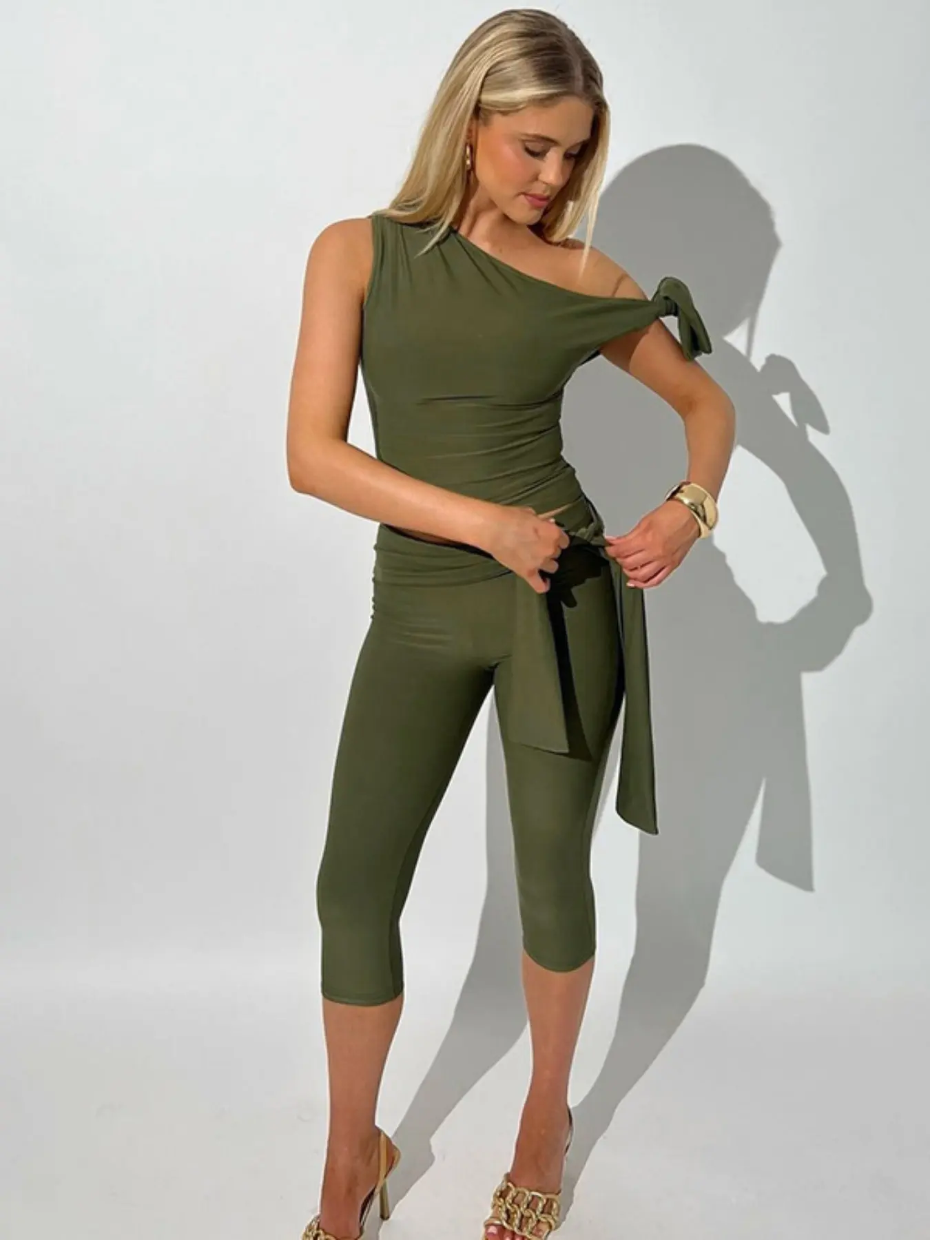 2026 European and American Women's Summer New Fashion Street Style Oblique Neck Sleeveless Twist Top and Tie Waist Short Pants Set, Clothes