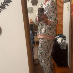 Product Review of Holiday Forest Print Loungewear Set Womens Tree Bow Pajama Set Long Sleeve Top Jogger Pants Soft Cozy Knit New Year Valentines Day All Season Sleepwear from T**i T**r