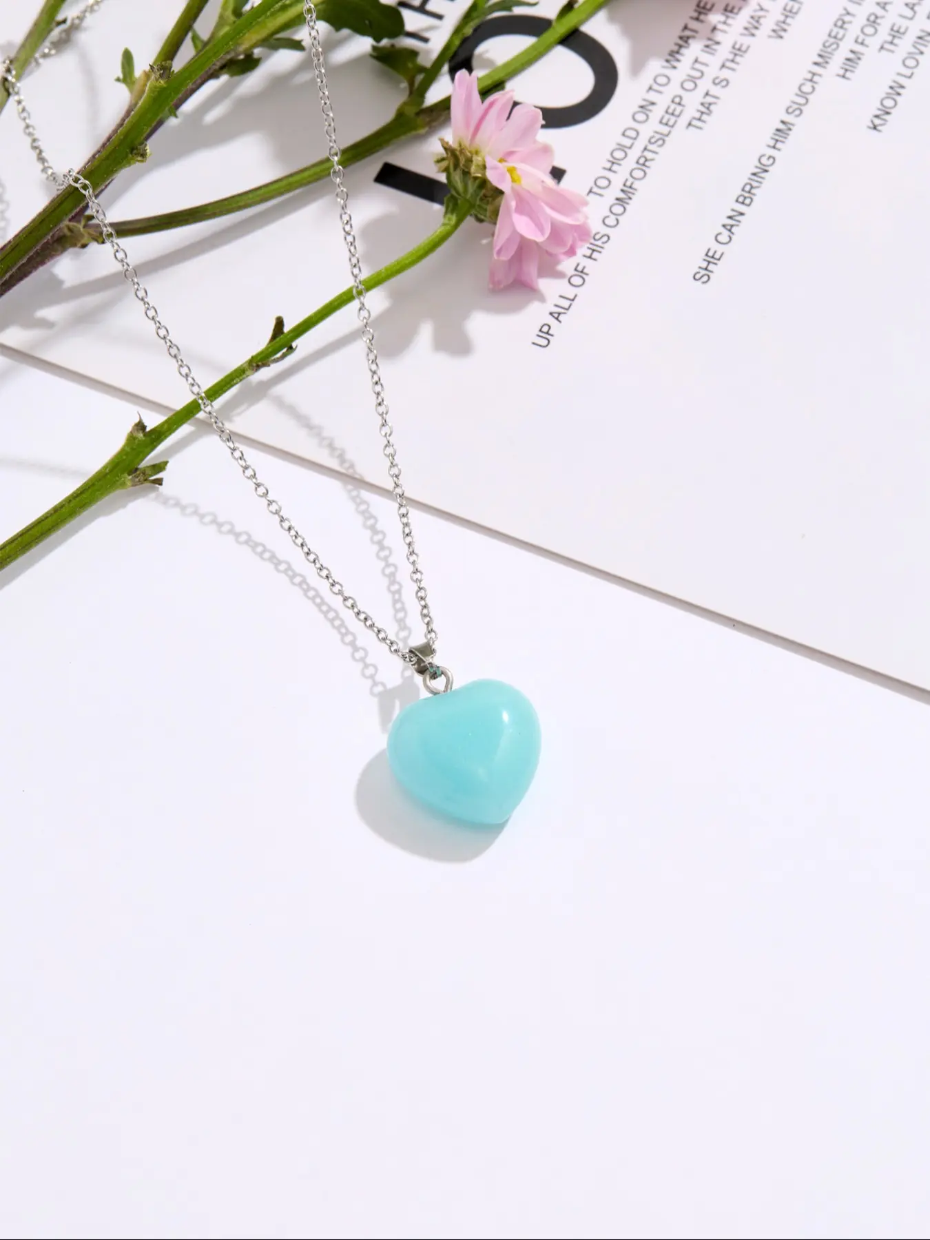 Heart Night Glow Pendant Necklace, Unique Glowing Luminous Jewelry for Women, Stylish Clavicle Chain Accessory for Girls