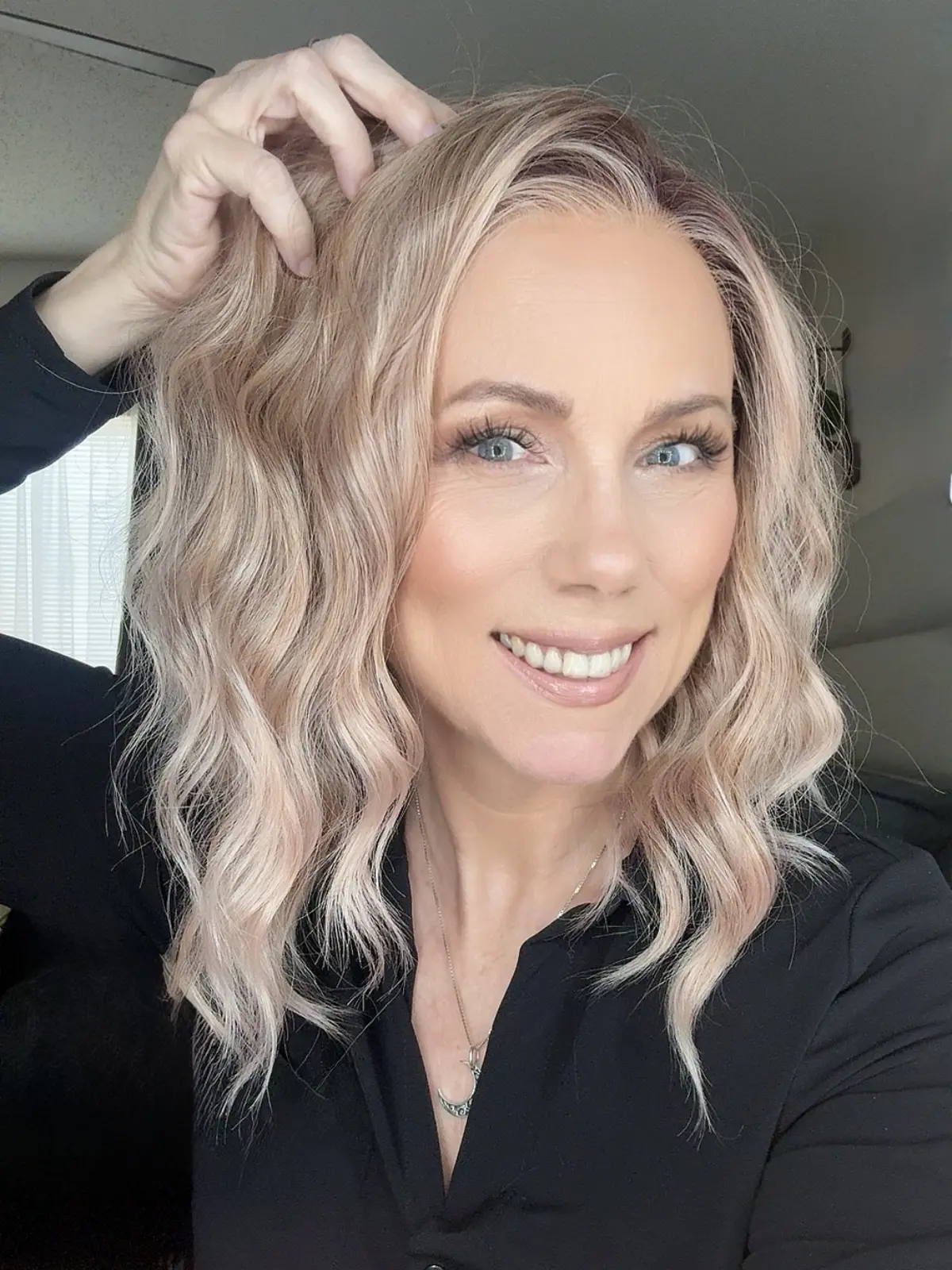 Chloe by AISOM Short Water Wave 12 Inches Apricrown Free Part Synthetic Lace Front Wig with Scandinavian Hairline Low Density for Summer