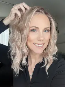 Chloe by AISOM Short Water Wave 12 Inches Apricrown Free Part Synthetic Lace Front Wig with Scandinavian Hairline Low Density for Summer