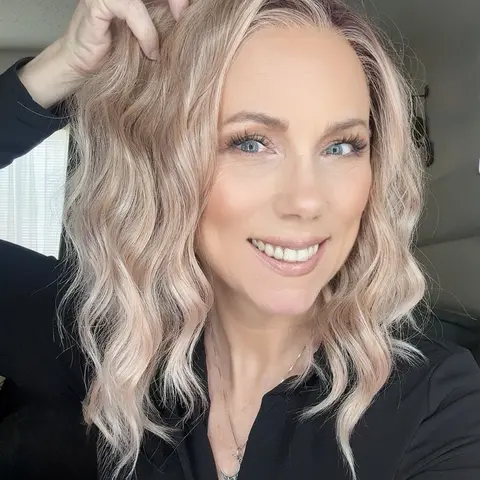 Chloe by AISOM Short Water Wave 12 Inches Apricrown Free Part Synthetic Lace Front Wig with Scandinavian Hairline Low Density for Summer
