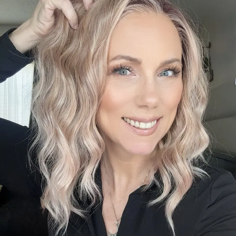 Chloe by AISOM Short Water Wave 12 Inches Apricrown Free Part Synthetic Lace Front Wig with Scandinavian Hairline Low Density for Summer