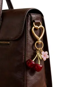 1 simulated 3D cherry keychain bag charm, creative cherry blossom heart-shaped keychain, ideal gift for Valentine's Day, birthdays and other occasions.