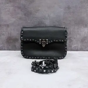 Pre-owned Valentino Leather Shoulder Bags 7.8'' R3709 Shoulder Bag C1895306256 0403 T1 Chloe