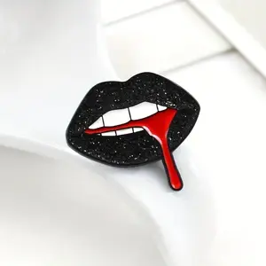 Lips enamel pin